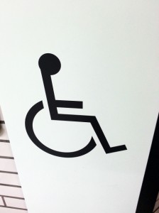 三田霊廟の車椅子マーク