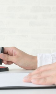 手続き　書類　判子　契約